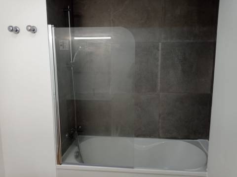 Apartamento T3 - renovado, c/ estacionamento, na Estrada da Luz - Lisboa