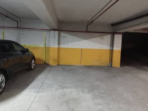 Apartamento T3 - renovado, c/ estacionamento, na Estrada da Luz - Lisboa