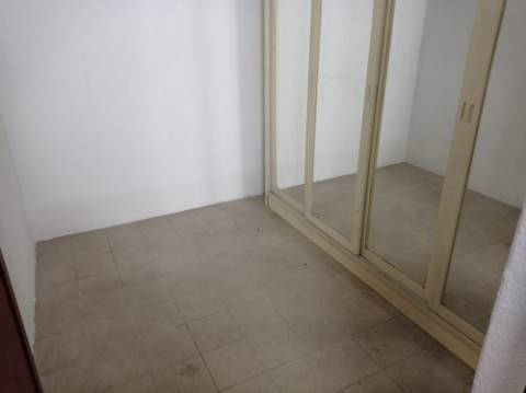 Apartamento T3 - renovado, c/ estacionamento, na Estrada da Luz - Lisboa