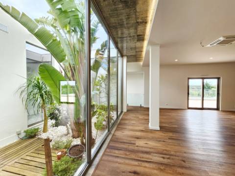 Excelente moradia T4, piscina e amplo jardim, em Peniche