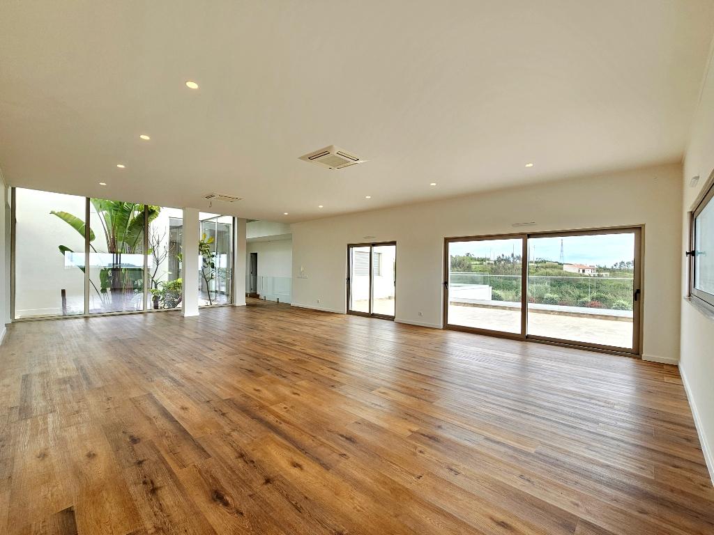 Excelente moradia T4, piscina e amplo jardim, em Peniche