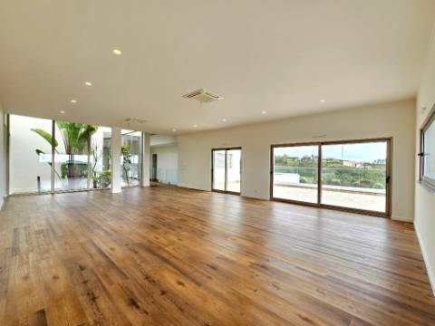Excelente moradia T4, piscina e amplo jardim, em Peniche