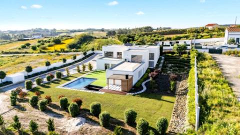 Excelente moradia T4, piscina e amplo jardim, em Peniche