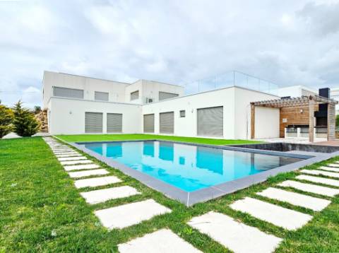 Excelente moradia T4, piscina e amplo jardim, em Peniche