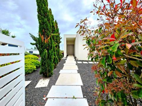 Excelente moradia T4, piscina e amplo jardim, em Peniche