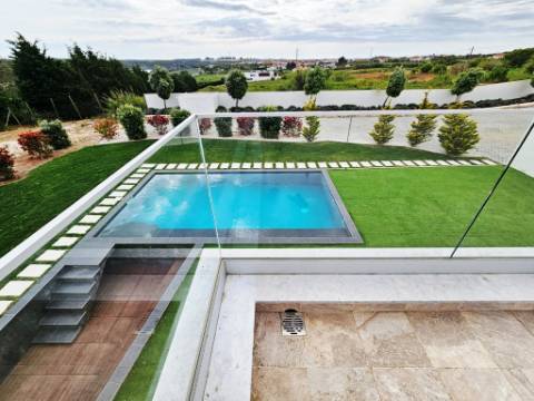 Excelente moradia T4, piscina e amplo jardim, em Peniche