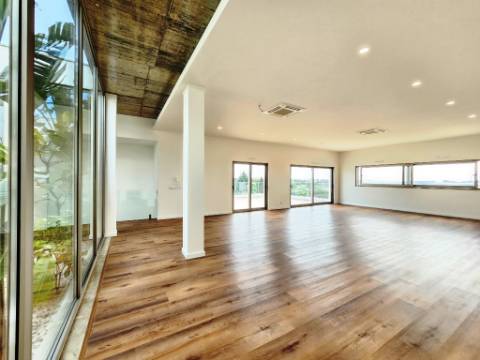 Excelente moradia T4, piscina e amplo jardim, em Peniche