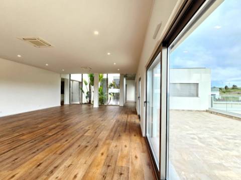 Excelente moradia T4, piscina e amplo jardim, em Peniche