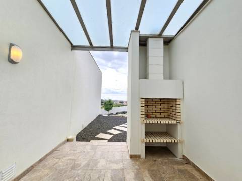 Excelente moradia T4, piscina e amplo jardim, em Peniche