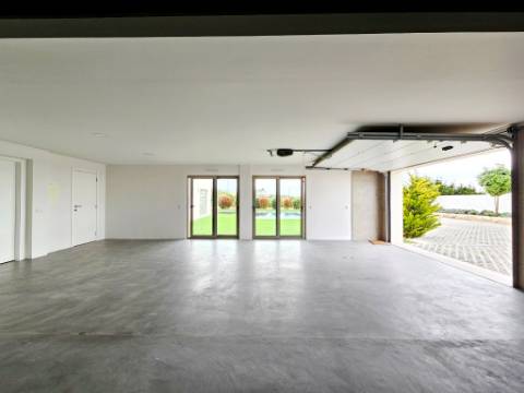 Excelente moradia T4, piscina e amplo jardim, em Peniche