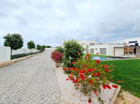 Excelente moradia T4, piscina e amplo jardim, em Peniche