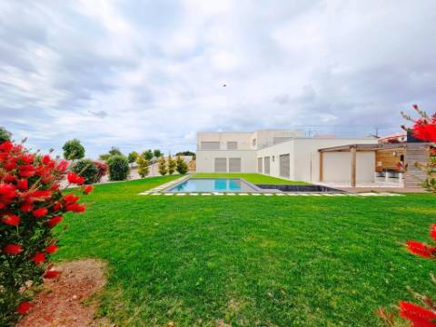 Excelente moradia T4, piscina e amplo jardim, em Peniche