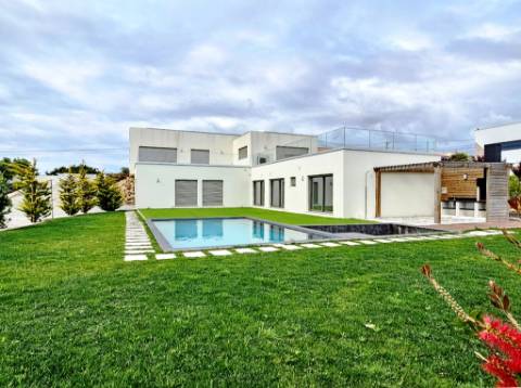 Excelente moradia T4, piscina e amplo jardim, em Peniche