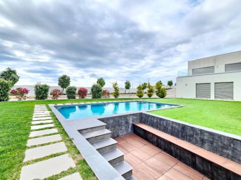Excelente moradia T4, piscina e amplo jardim, em Peniche