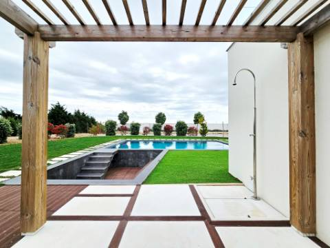 Excelente moradia T4, piscina e amplo jardim, em Peniche