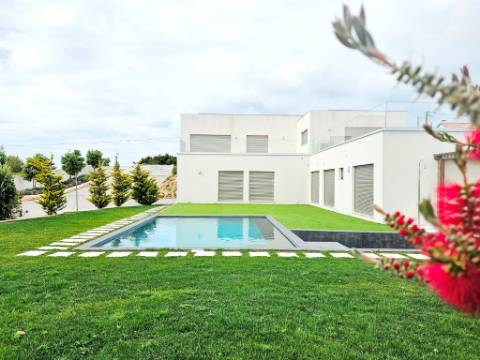 Excelente moradia T4, piscina e amplo jardim, em Peniche