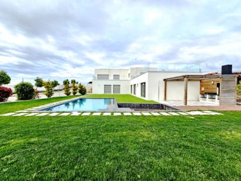 Excelente moradia T4, piscina e amplo jardim, em Peniche
