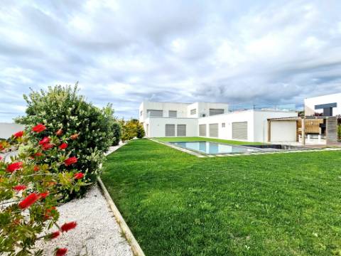 Excelente moradia T4, piscina e amplo jardim, em Peniche