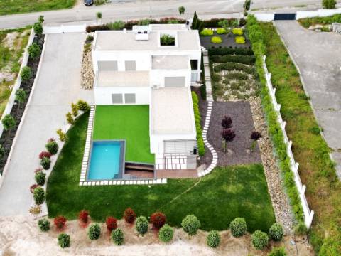 Excelente moradia T4, piscina e amplo jardim, em Peniche