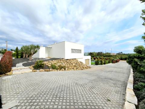 Excelente moradia T4, piscina e amplo jardim, em Peniche