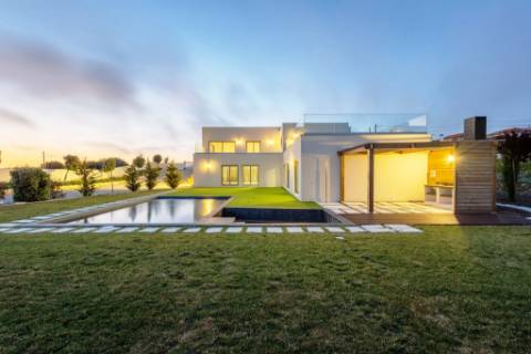 Excelente moradia T4, piscina e amplo jardim, em Peniche