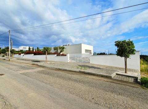 Excelente moradia T4, piscina e amplo jardim, em Peniche