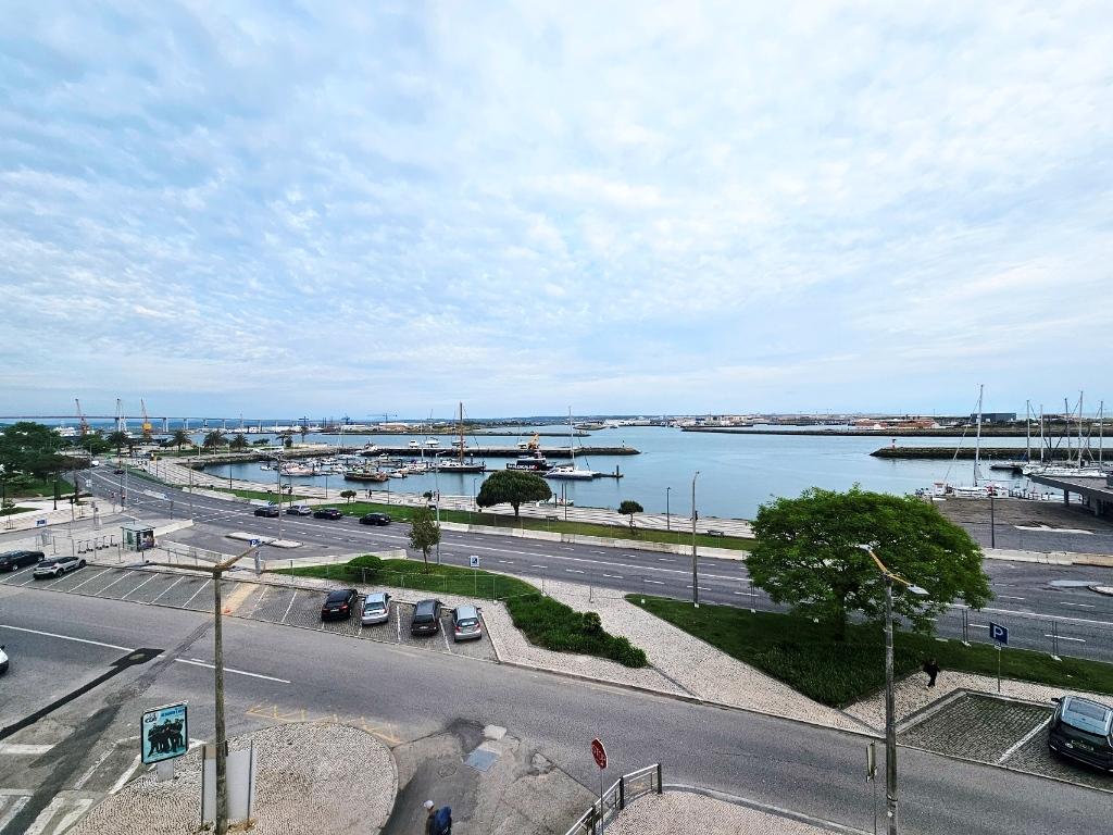 Apartamento T5 duplex, frente marina, na Figueira da Foz