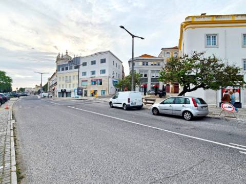 Apartamento T5 duplex, frente marina, na Figueira da Foz