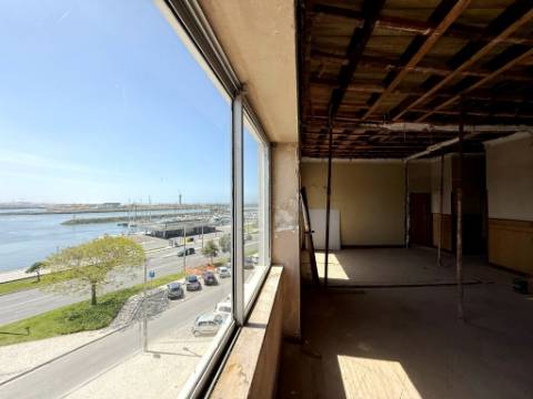 Apartamento T5 duplex, frente marina, na Figueira da Foz