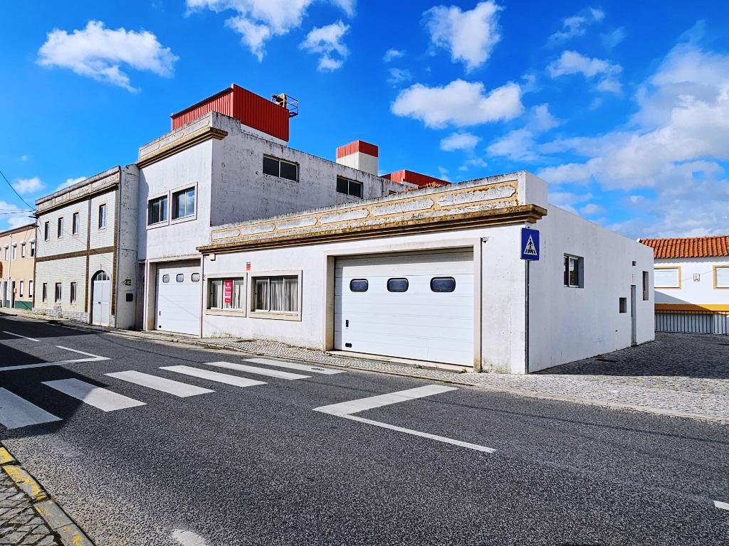 Armazém industrial com 1160 m2, em Gaeiras, Óbidos