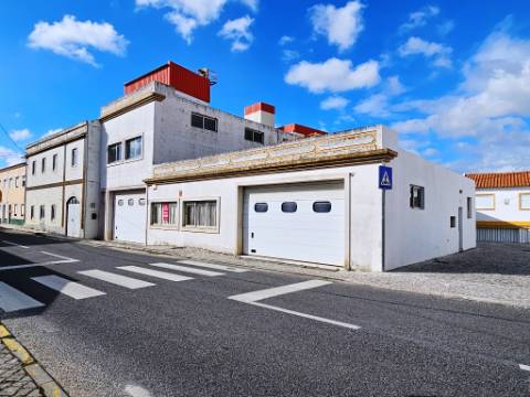 Armazém industrial com 1160 m2, em Gaeiras, Óbidos