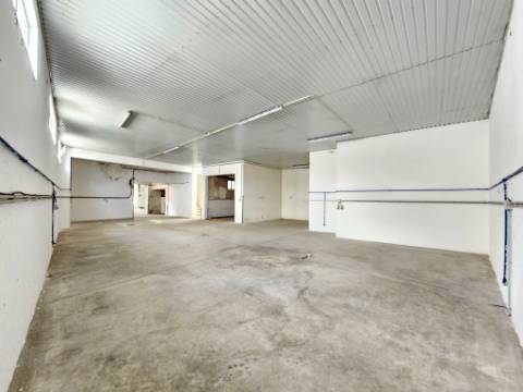 Armazém industrial com 1160 m2, em Gaeiras, Óbidos