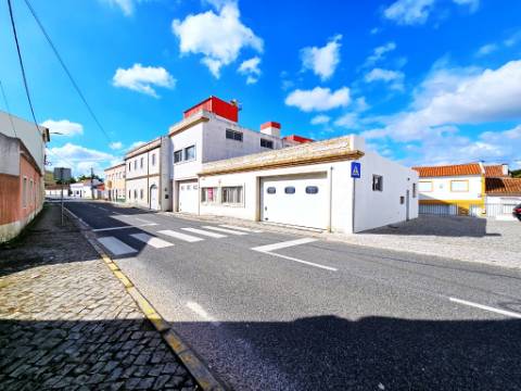 Armazém industrial com 1160 m2, em Gaeiras, Óbidos