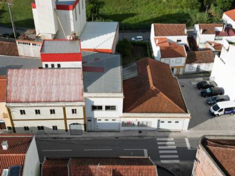 Armazém industrial com 1160 m2, em Gaeiras, Óbidos
