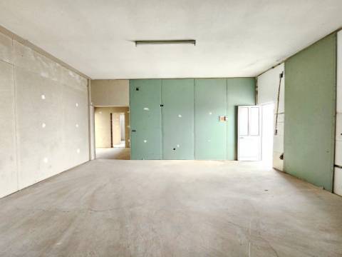 Armazém industrial com 1160 m2, em Gaeiras, Óbidos