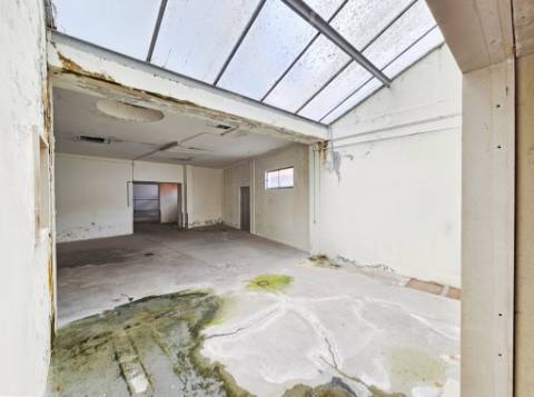 Armazém industrial com 1160 m2, em Gaeiras, Óbidos