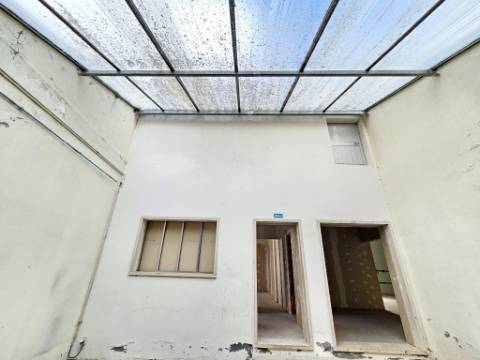 Armazém industrial com 1160 m2, em Gaeiras, Óbidos