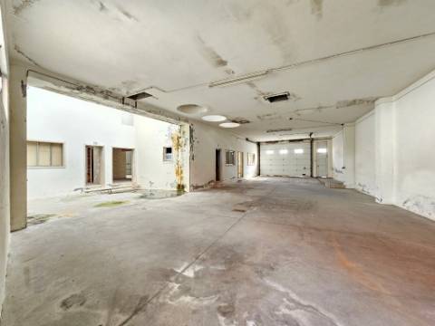 Armazém industrial com 1160 m2, em Gaeiras, Óbidos