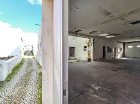 Armazém industrial com 1160 m2, em Gaeiras, Óbidos