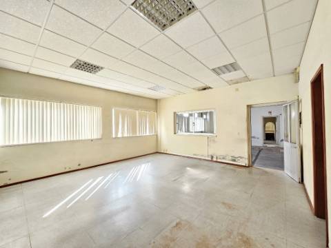 Armazém industrial com 1160 m2, em Gaeiras, Óbidos