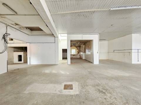 Armazém industrial com 1160 m2, em Gaeiras, Óbidos