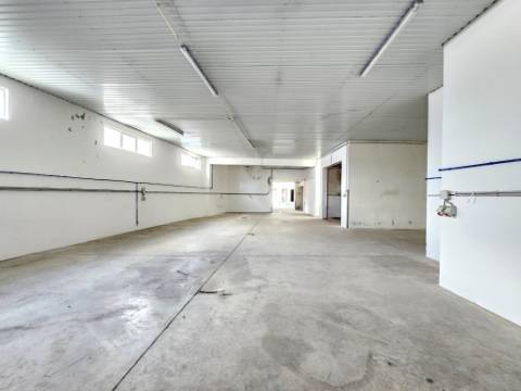 Armazém industrial com 1160 m2, em Gaeiras, Óbidos