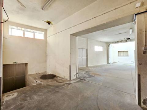 Armazém industrial com 1160 m2, em Gaeiras, Óbidos
