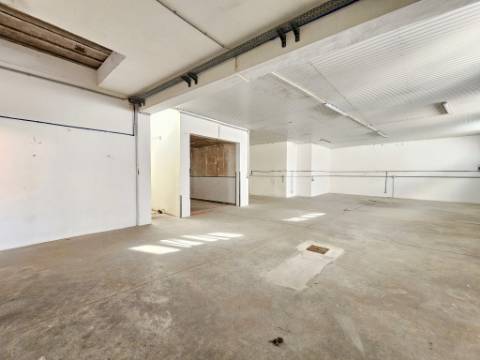Armazém industrial com 1160 m2, em Gaeiras, Óbidos