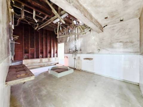 Armazém industrial com 1160 m2, em Gaeiras, Óbidos