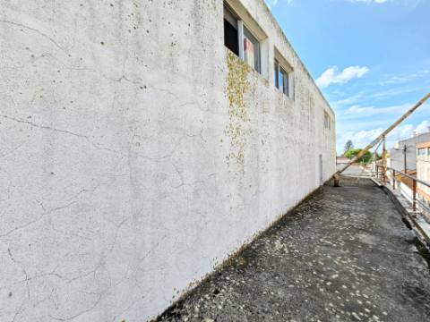 Armazém industrial com 1160 m2, em Gaeiras, Óbidos