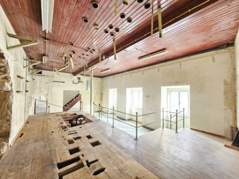 Armazém industrial com 1160 m2, em Gaeiras, Óbidos