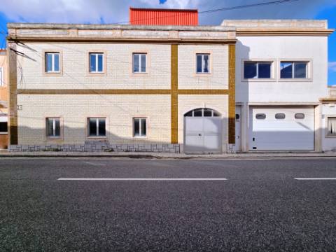Armazém industrial com 1160 m2, em Gaeiras, Óbidos