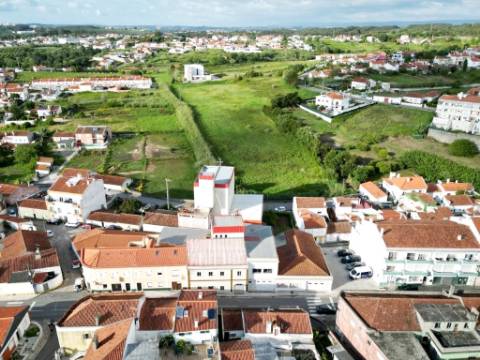 Armazém industrial com 1160 m2, em Gaeiras, Óbidos