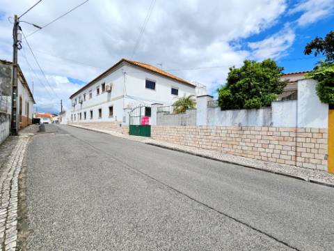 Edifício para Serviços, Residencia Senior com 19 camas e habitação, junto a Aveiras de Cima, Cartaxo